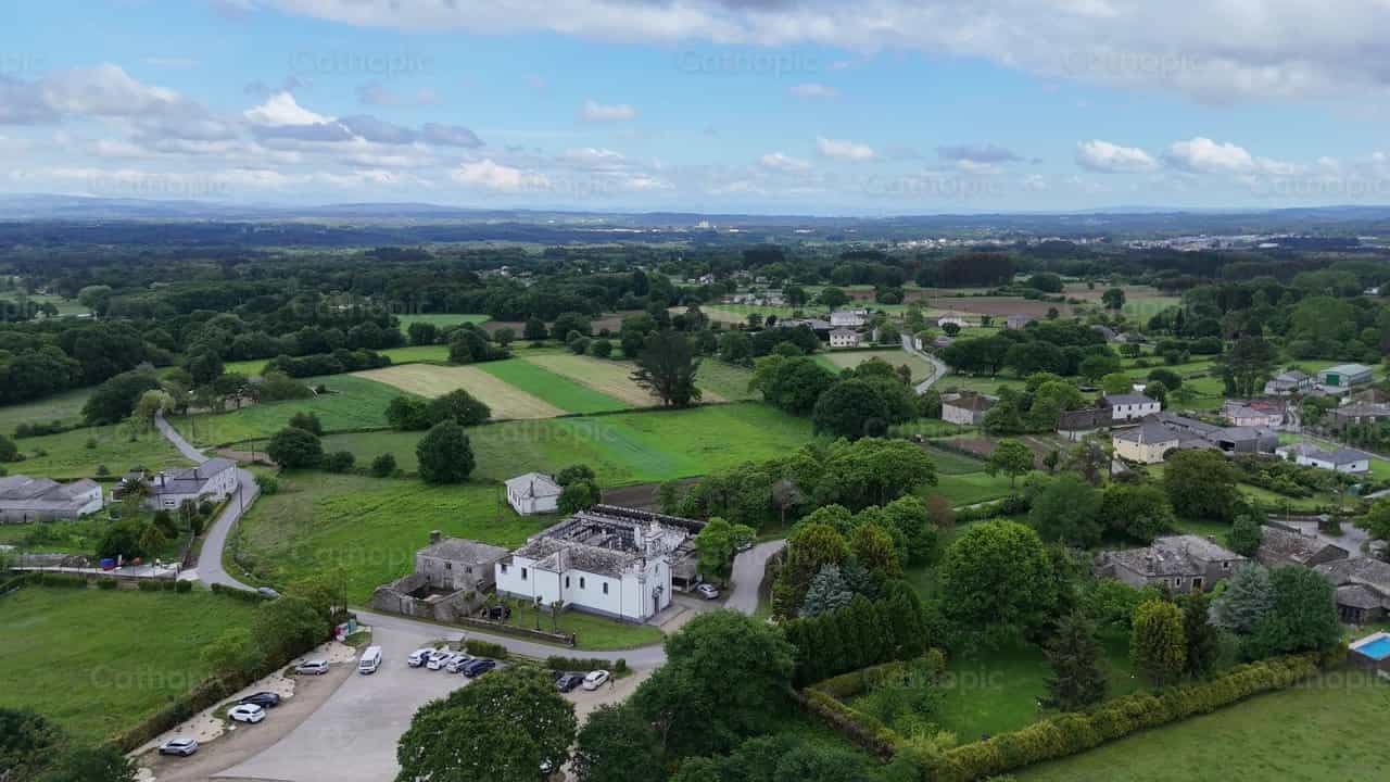 Iglesia rural en España desde dron - Banco de vídeos católicos - Fotografía por Yandry Fernández Perdomo