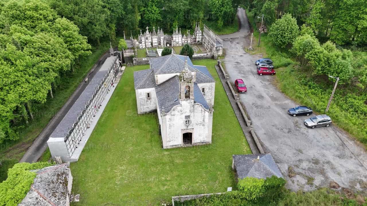 Dron sobre capilla rural - Banco de vídeos católicos