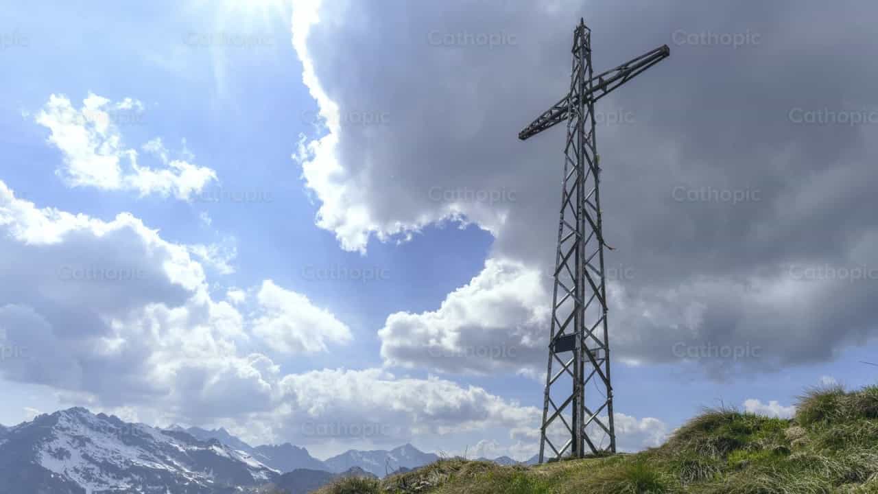 Time-lapse en la cima de una montaña con una cruz - Banco de vídeos católicos - Fotografía por Michelangelo Oprandi