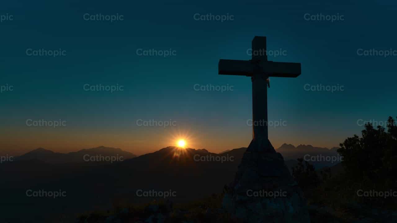 Cruz en la cima de una montaña al atardecer - Banco de vídeos católicos