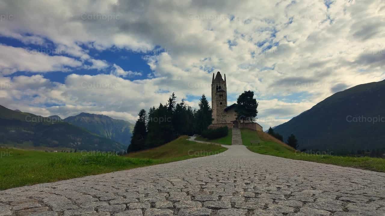 Alte Kirche in den Bergen mit sich bewegenden Wolken - Katholische Stock-Videos