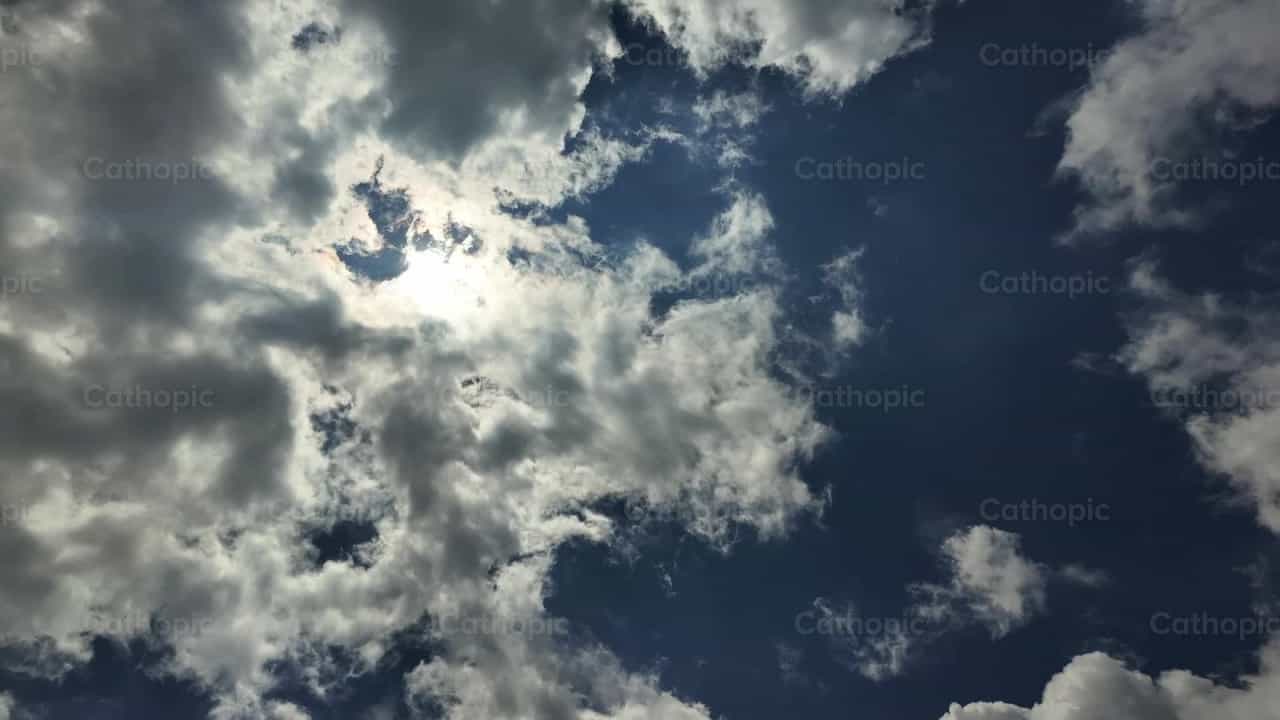 Cielo con nubes en forma de cúmulos en movimiento - Banco de vídeos católicos