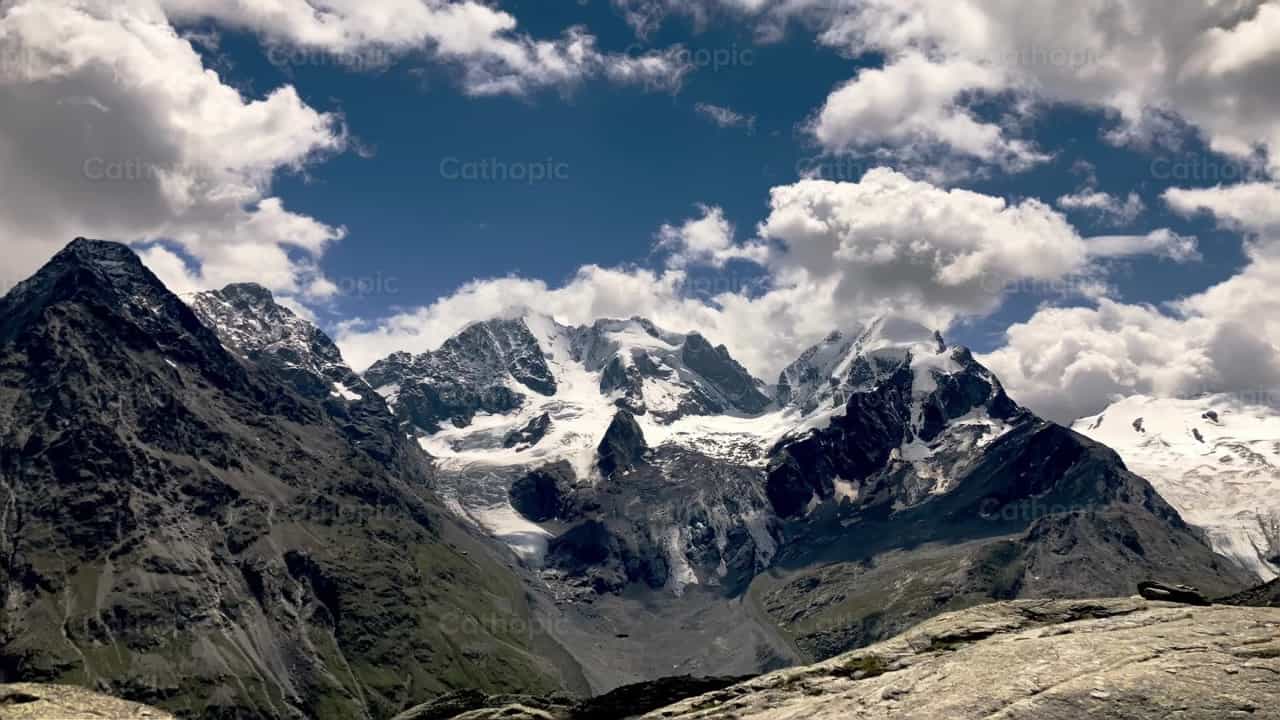 Impresionante vídeo en timelapse de montañas alpinas escarpadas - Banco de vídeos católicos - Fotografía por Michelangelo Oprandi