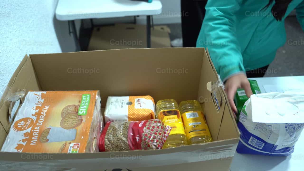 Colocar comida na caixa - Vídeos católicos de stock - Foto de Cathopic