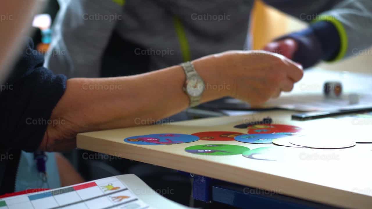 Leren door te spelen - Katholieke stockvideo's