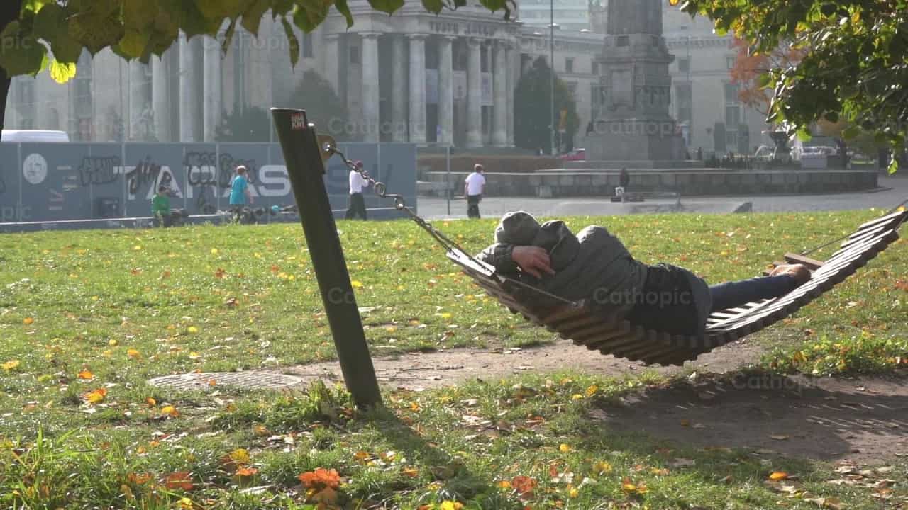Hamaca en el Parque - Banco de vídeos católicos