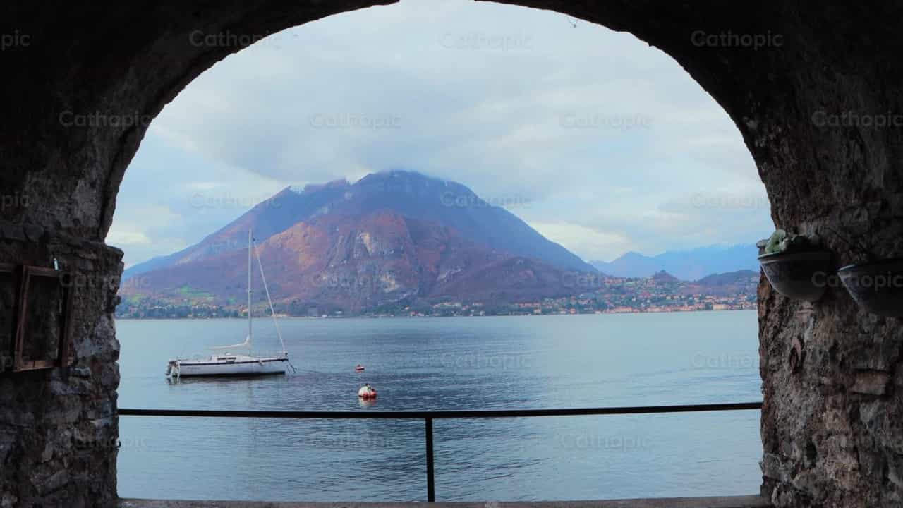 Lago y montaña - Banco de vídeos católicos - Fotografía por Frames Cristianos