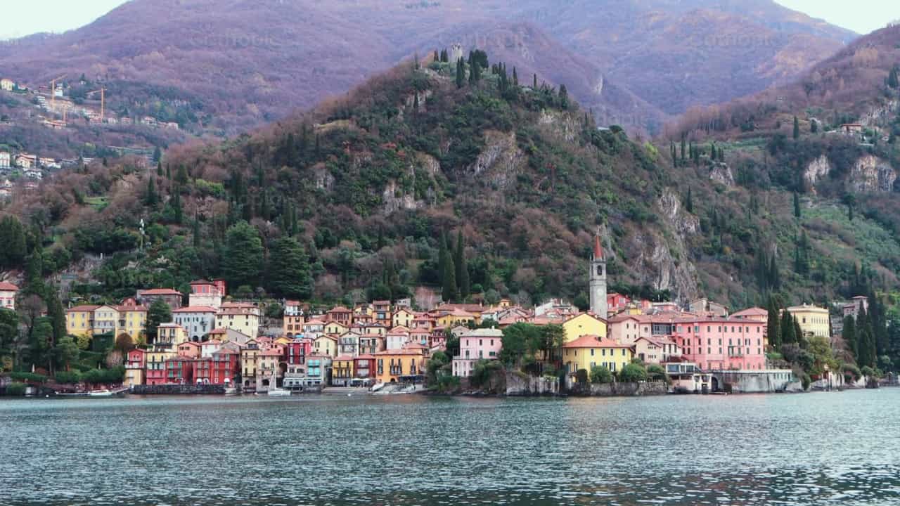 Ciudad en la montaña - Banco de vídeos católicos - Fotografía por Frames Cristianos