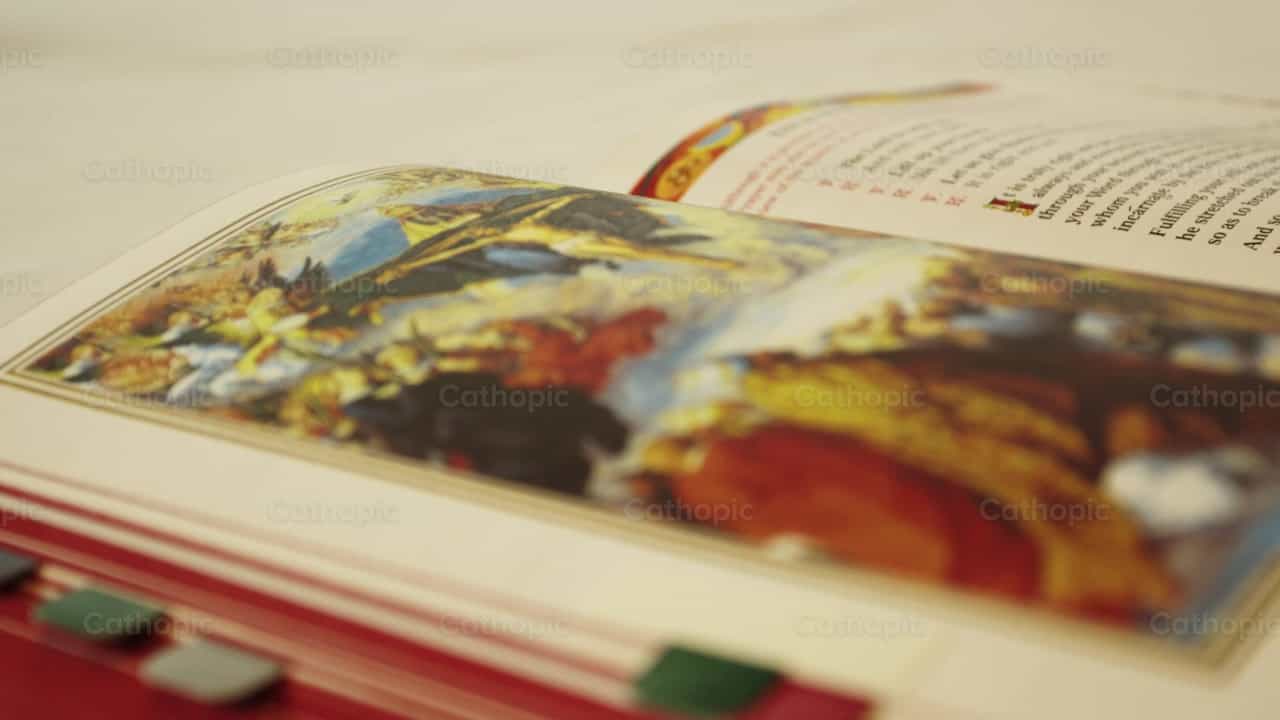 Romeins missaal op het altaar - Katholieke stockvideo's