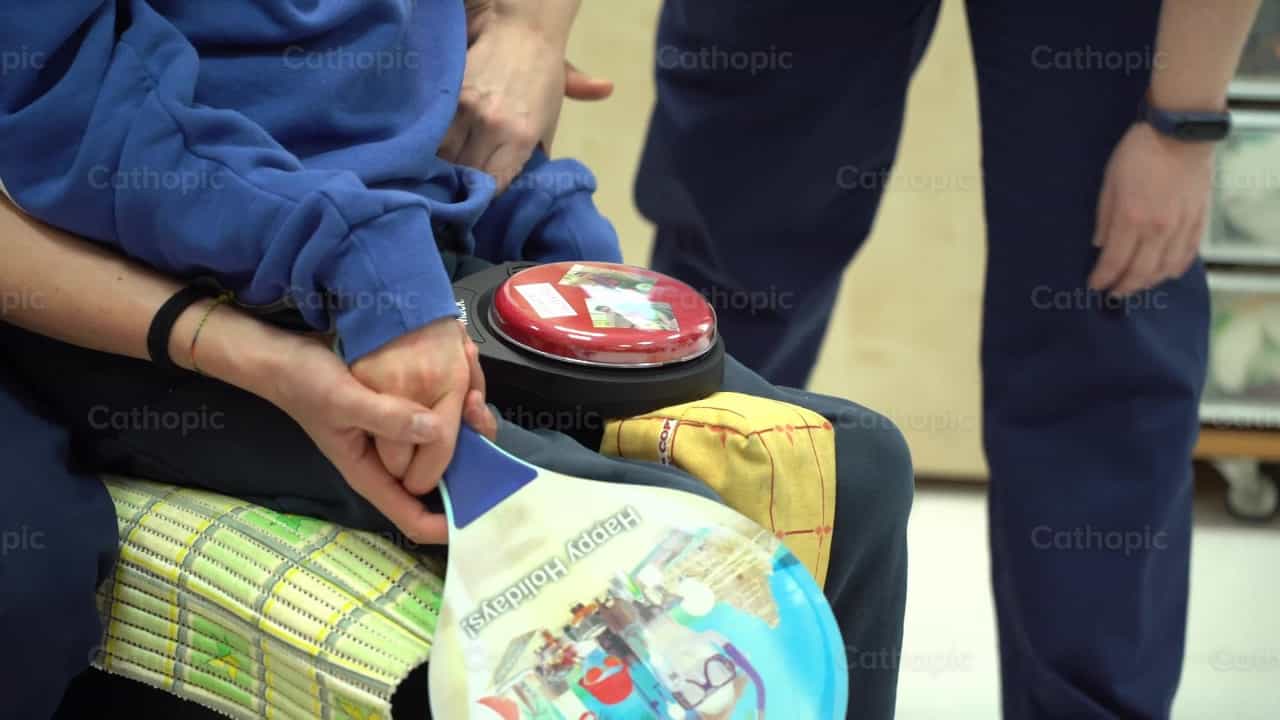 Brincando com Balões - Vídeos católicos de stock - Foto de Cathopic