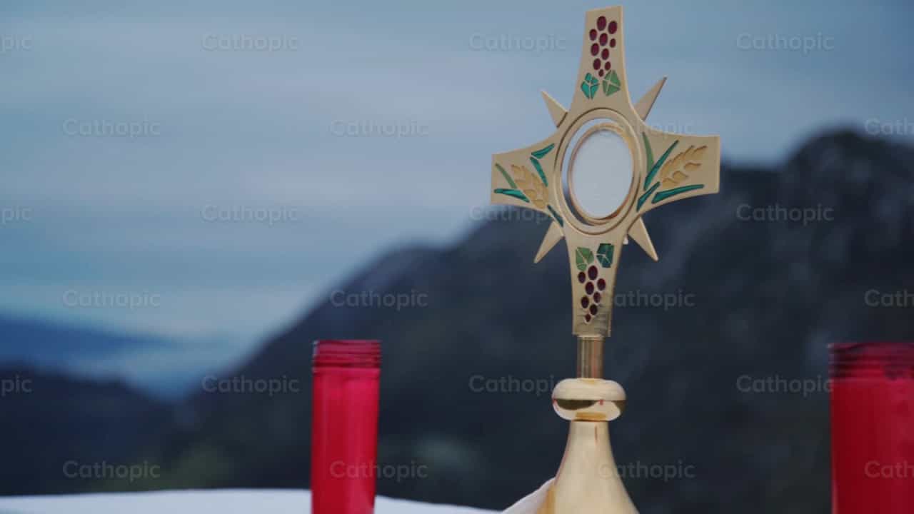 Adoración en la cima de una montaña - Banco de vídeos católicos - Fotografía por Catholic Stuff