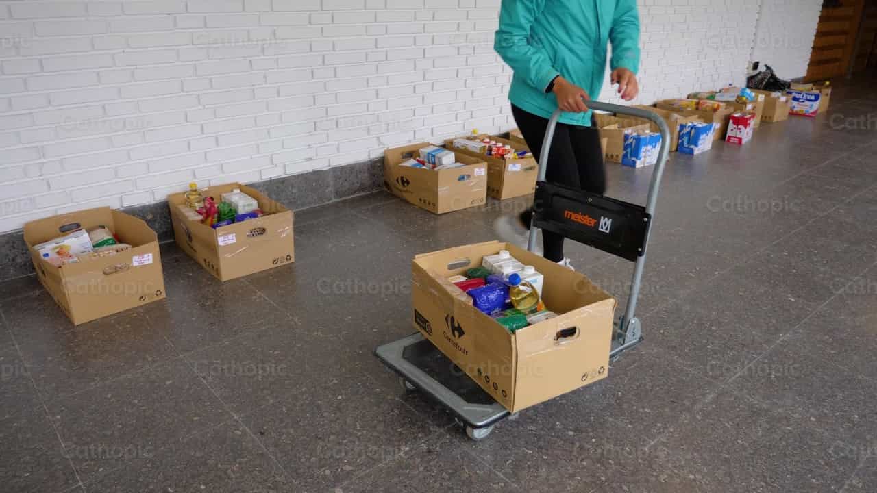 Organizando caixas de alimentos - Vídeos católicos de stock