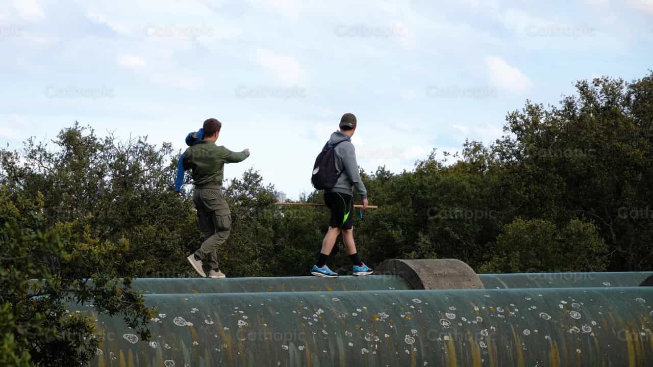 Homens caminhando, ângulo 1 - Vídeos católicos de stock - Foto de Cathopic