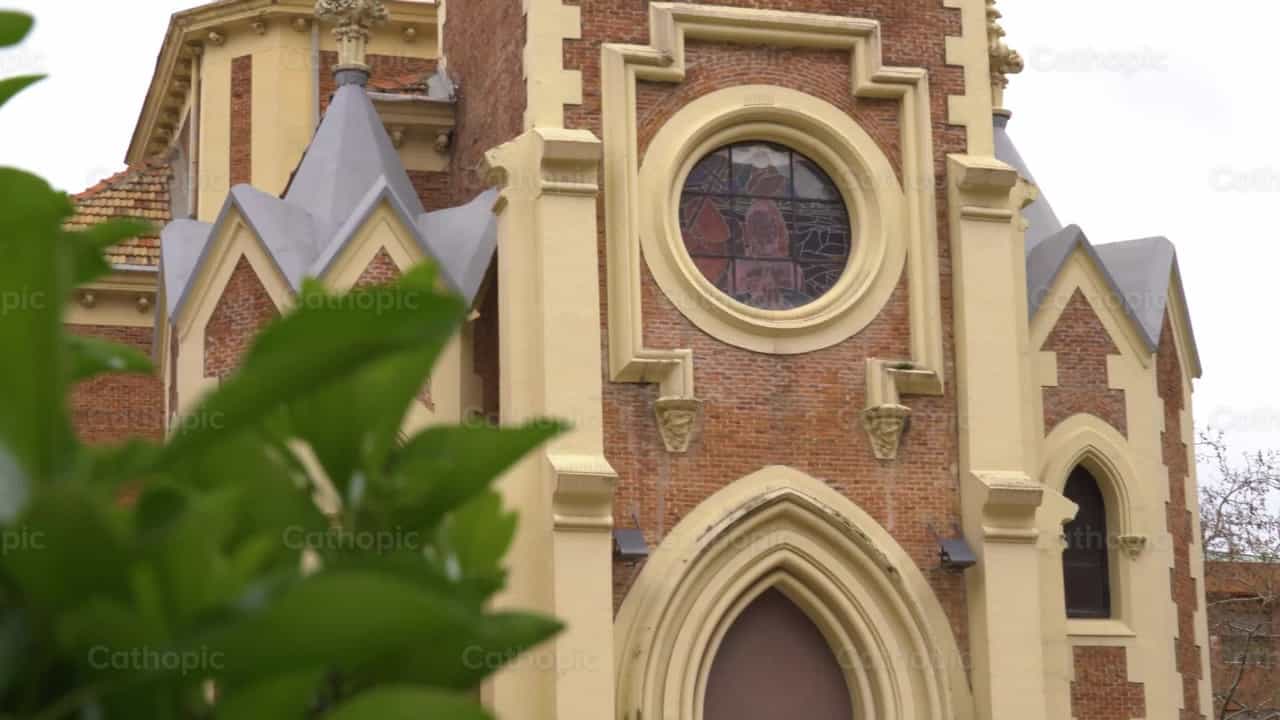 Außerhalb der Brick Church, Aufnahme 1 - Katholische Stock-Videos - Foto von Cathopic
