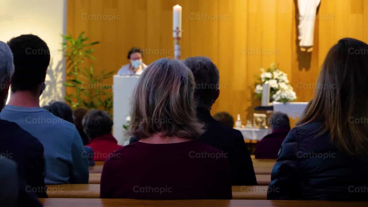 Horário da Missa, Cena 1 - Vídeos católicos de stock - Foto de Cathopic