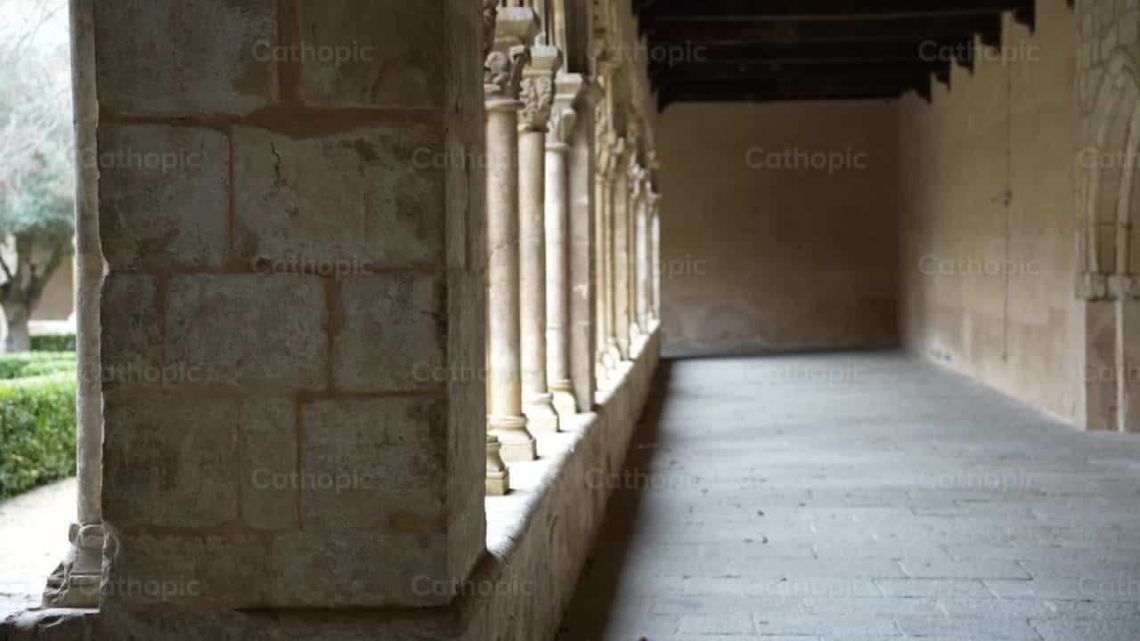 Claustro de Santa María la Real de Nieva - Banco de vídeos católicos - Fotografía por Iván W. Jaques