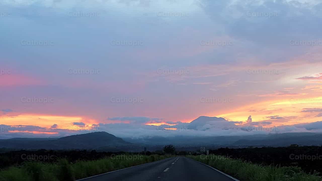 Sunset - Catholic stock videos - Photo by Frames Cristianos
