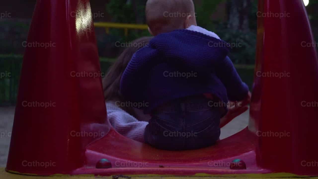Jonge moeder en baby, opname 11 - Katholieke stockvideo's