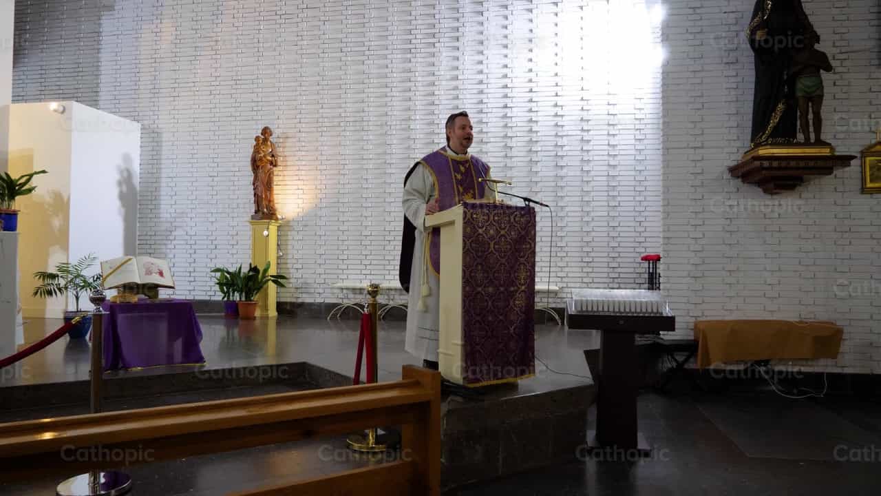 Nangangaral ang pari - Mga Catholic stock video - Larawan ni Cathopic