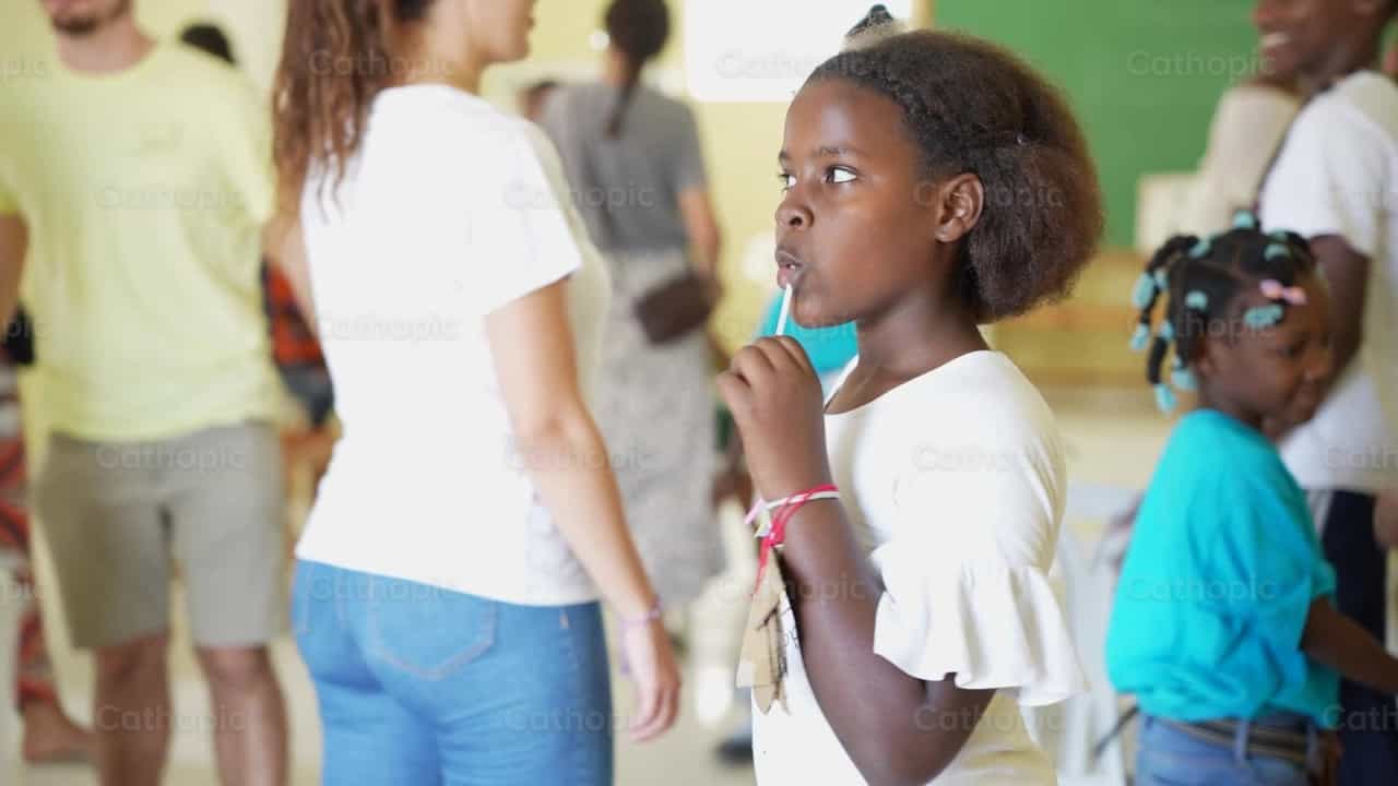 Abrazo Misionero - Banco de vídeos católicos