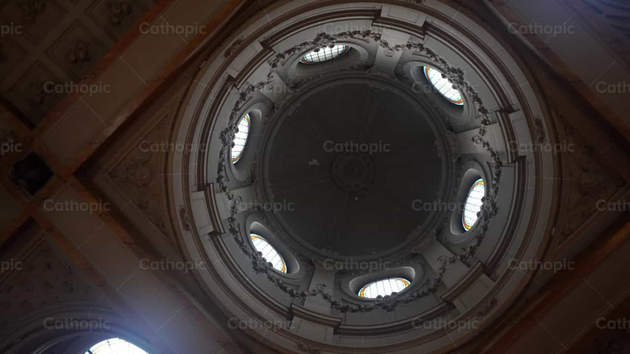 Cúpula de la Maison Natale de Sainte Thérèse - Banco de vídeos católicos - Fotografía por Lupe Belmonte
