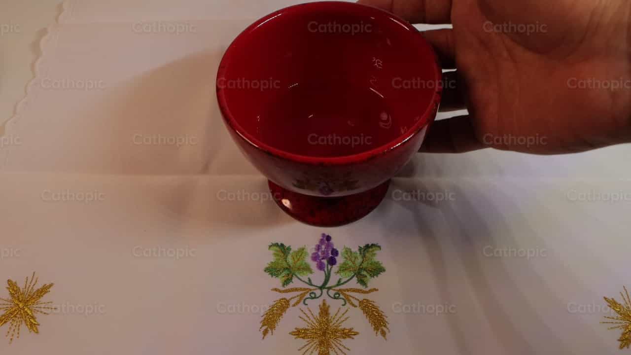 Chalice with wine - Catholic stock videos - Photo by Frames Cristianos