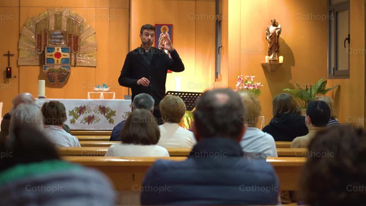 Sacerdote dando una charla en un retiro, Toma 5 - Banco de vídeos católicos - Fotografía por Cathopic