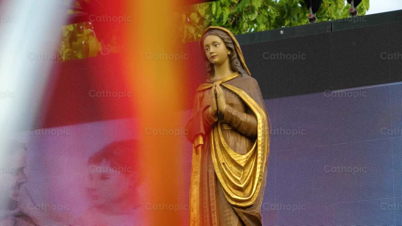 Marmeren Mariabeeld op een jongerenbijeenkomst, hoek 4 - Katholieke stockvideo's - Foto door Cathopic