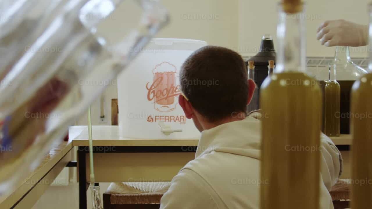 Monjes de Verbum Spei preparando jugo casero - Banco de vídeos católicos - Fotografía por Almures Studio