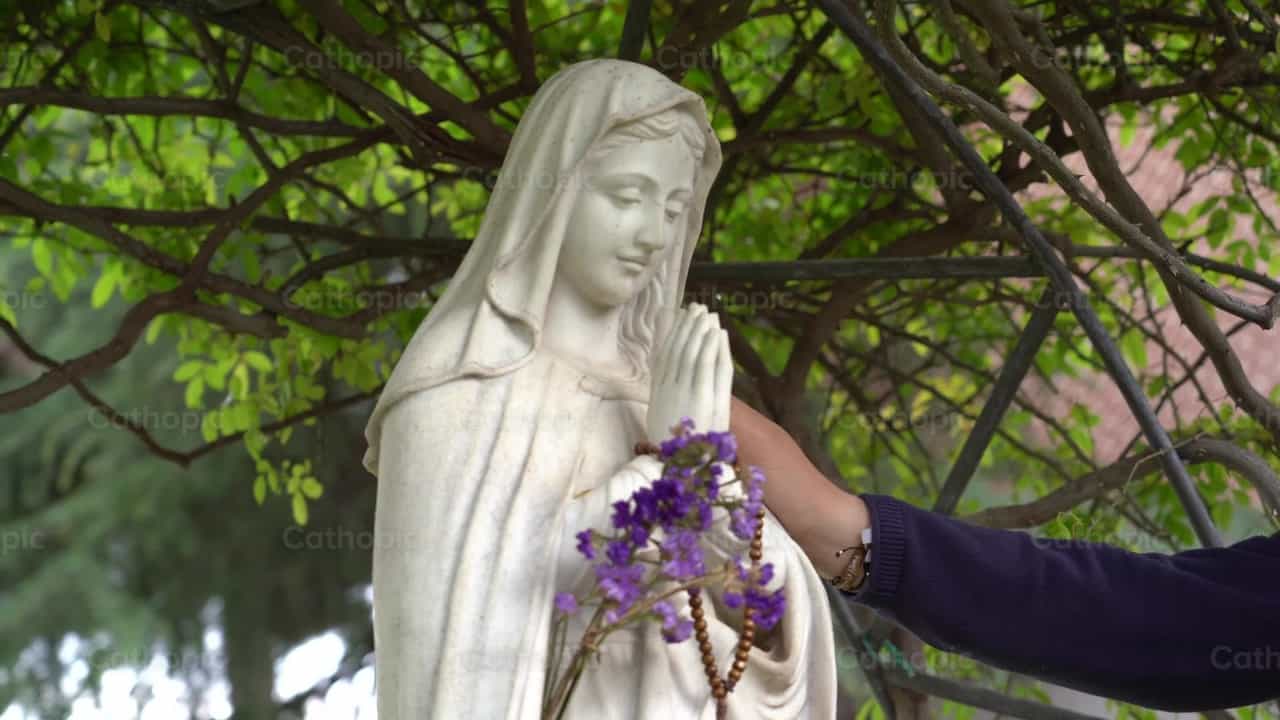 Estatua de Nuestra Señora con un Rosario - Banco de vídeos católicos