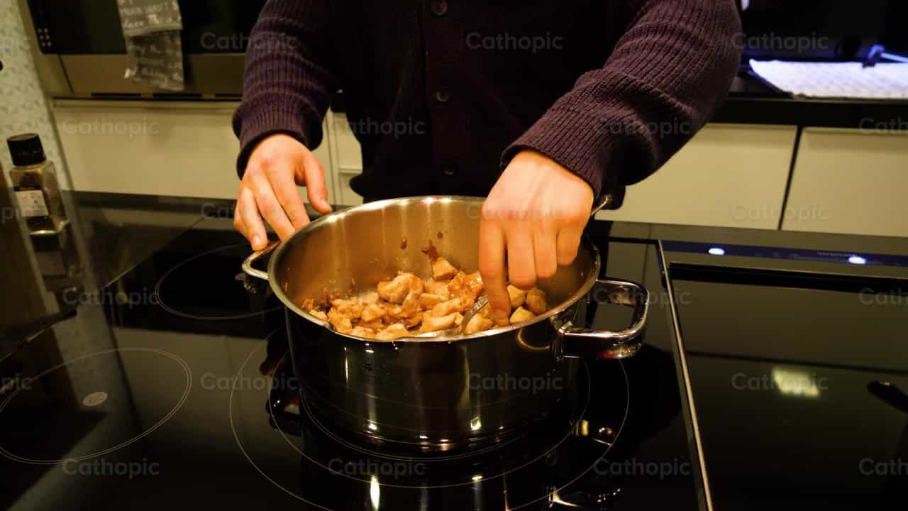 Cocinando la cena, toma 4 - Banco de vídeos católicos - Fotografía por Cathopic