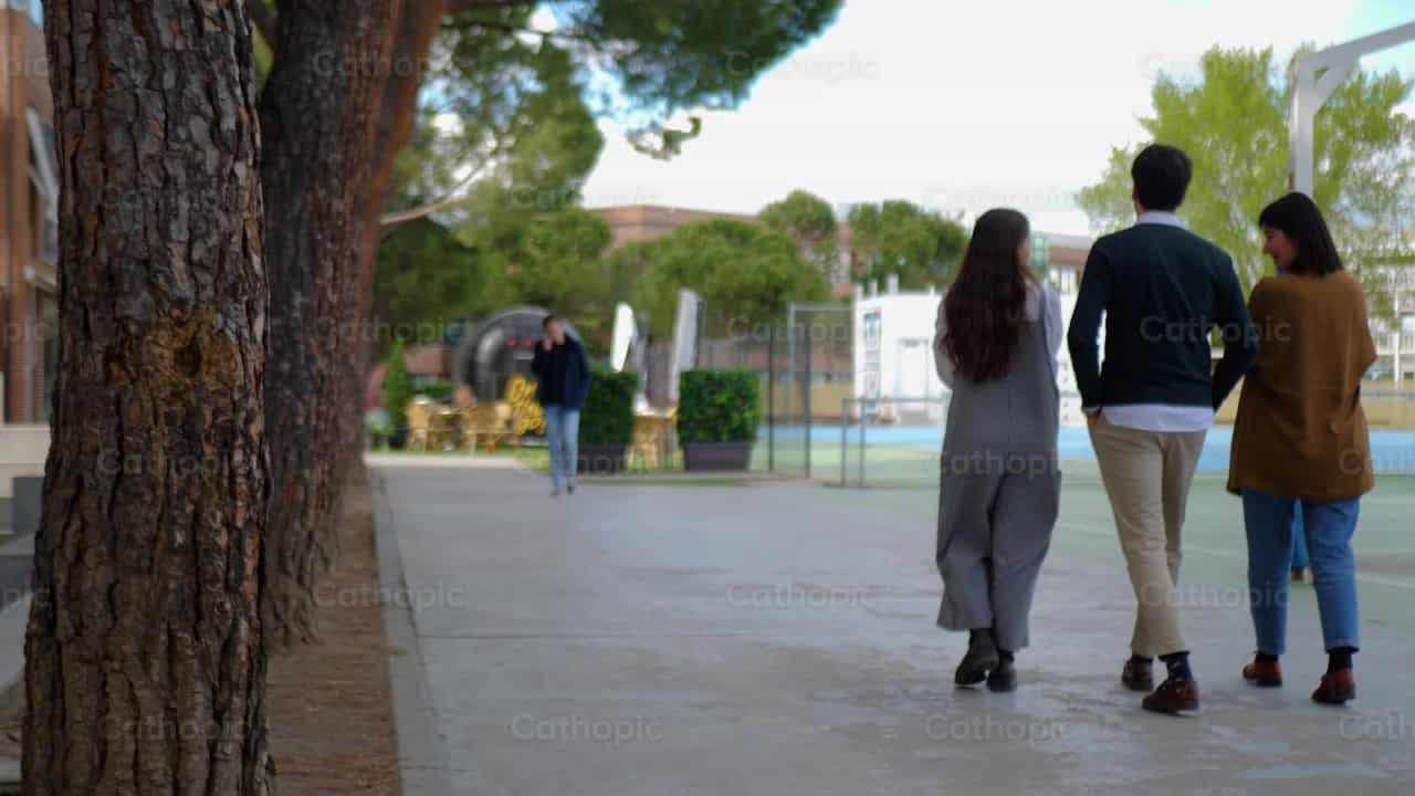Adultos jóvenes caminando, ángulo 2 - Banco de vídeos católicos - Fotografía por Cathopic