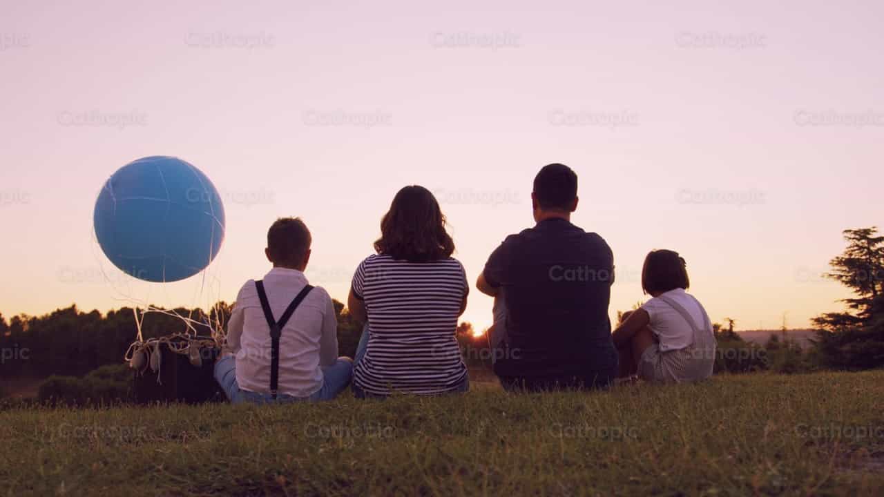 Familia unida mirando el atardecer - Banco de vídeos católicos - Fotografía por Almures Studio