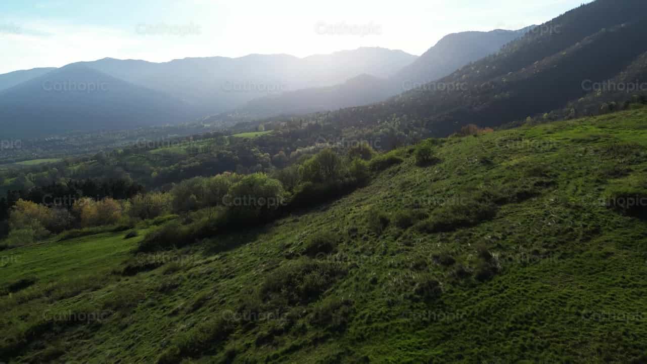 Vuelo sobre paisajes montañosos - Banco de vídeos católicos