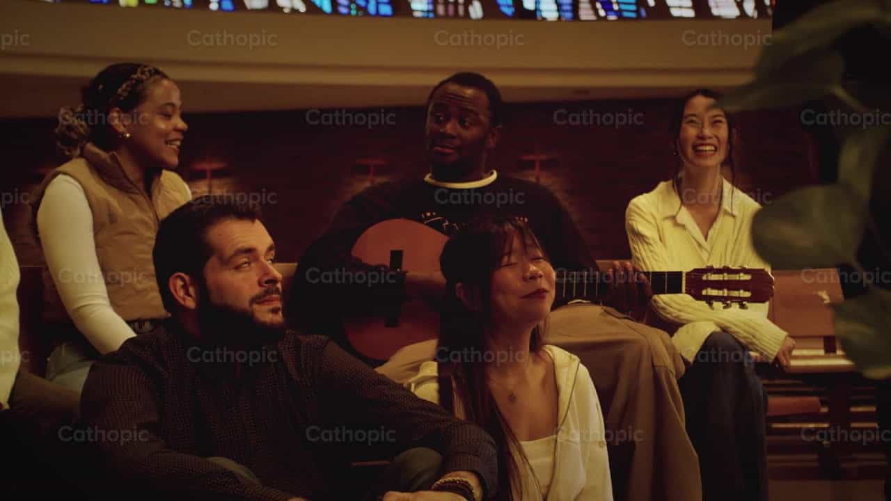 Convivencia de los jóvenes en un encuentro multicultural - Banco de vídeos católicos - Fotografía por Almures Studio