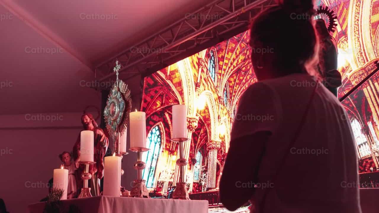 Mujer frente al Santísimo Sacramento - Banco de vídeos católicos - Fotografía por Carlos Gaviria