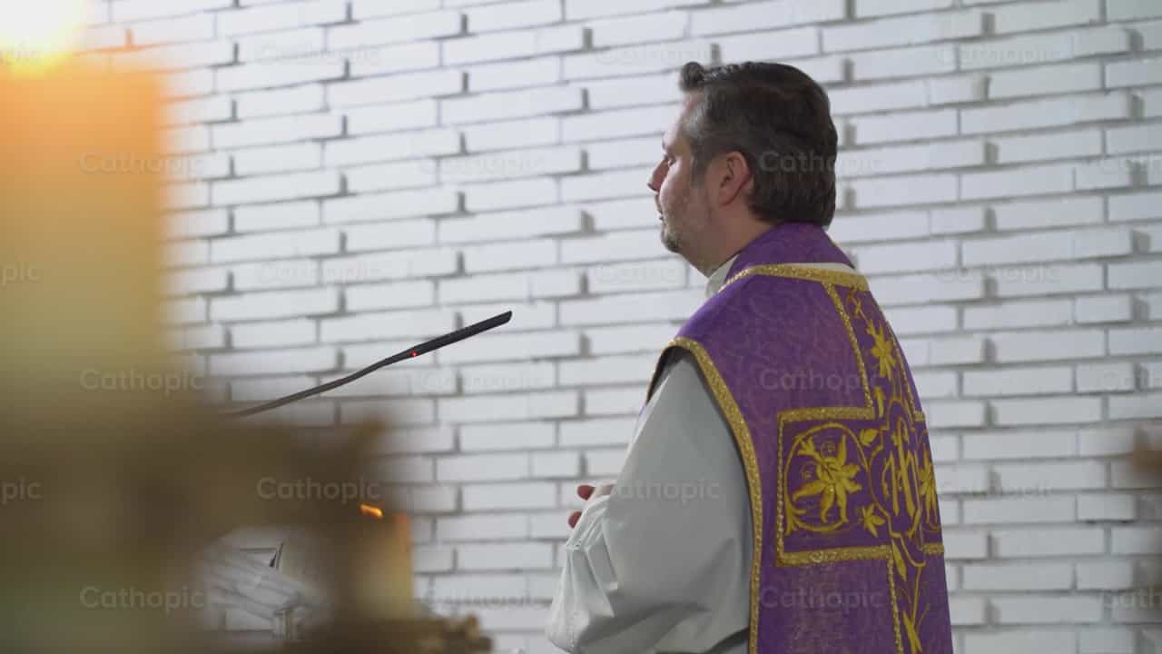 Predicación del sacerdote - Banco de vídeos católicos - Fotografía por Cathopic