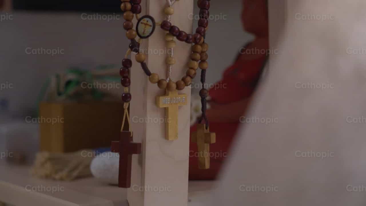 Il Santo Rosario (Inquadratura 1) - Video stock cattolici - Foto di Cathopic