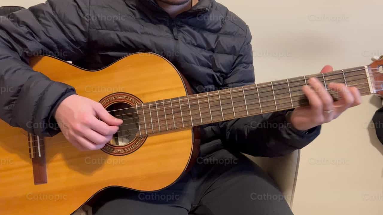 Tocando la guitarra - Banco de vídeos católicos - Fotografía por David JMJ SchP