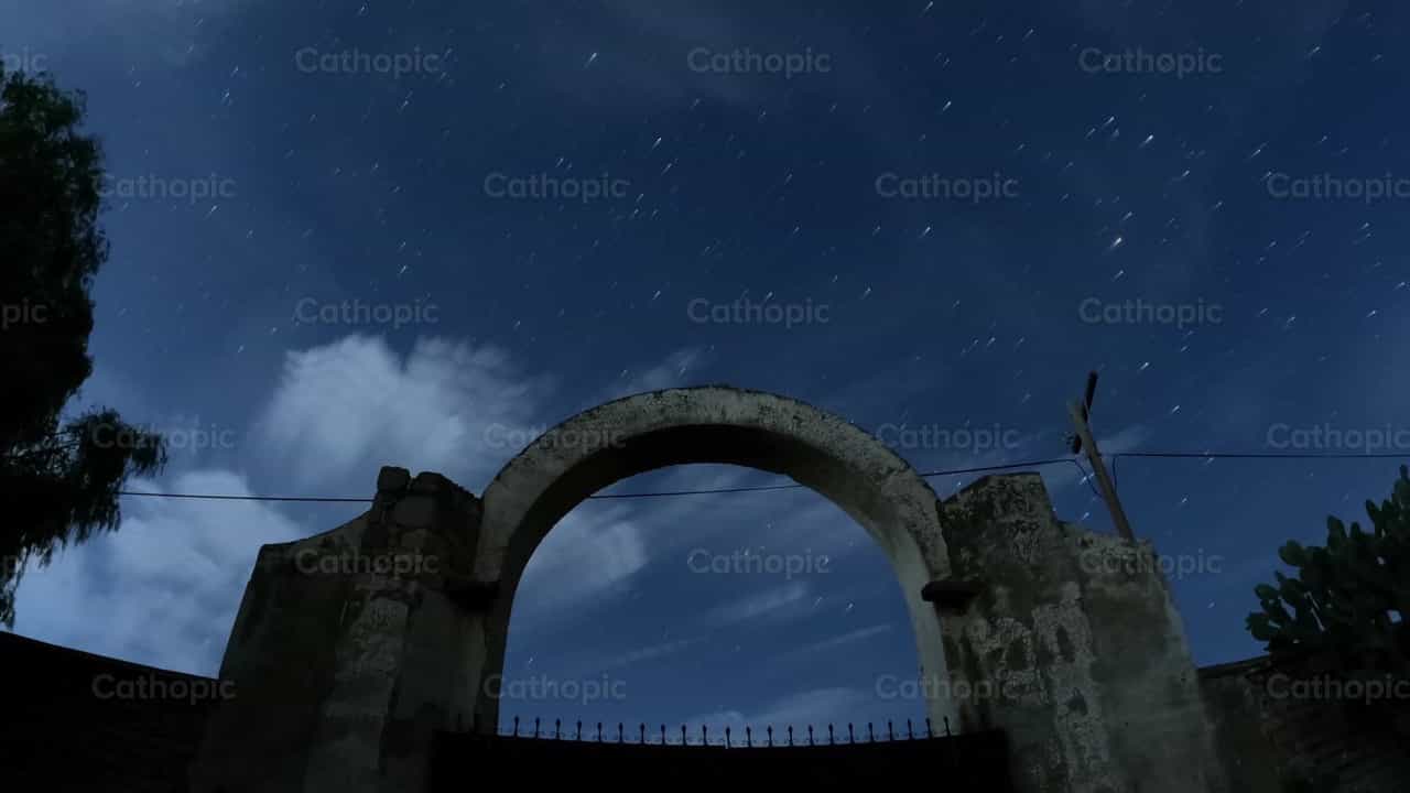 Noche de estrellas - Banco de vídeos católicos - Fotografía por Frames Cristianos