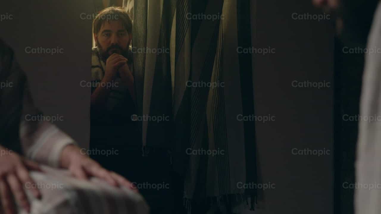 Apóstol observando el lavatorio de los pies - Banco de vídeos católicos - Fotografía por Cathopic