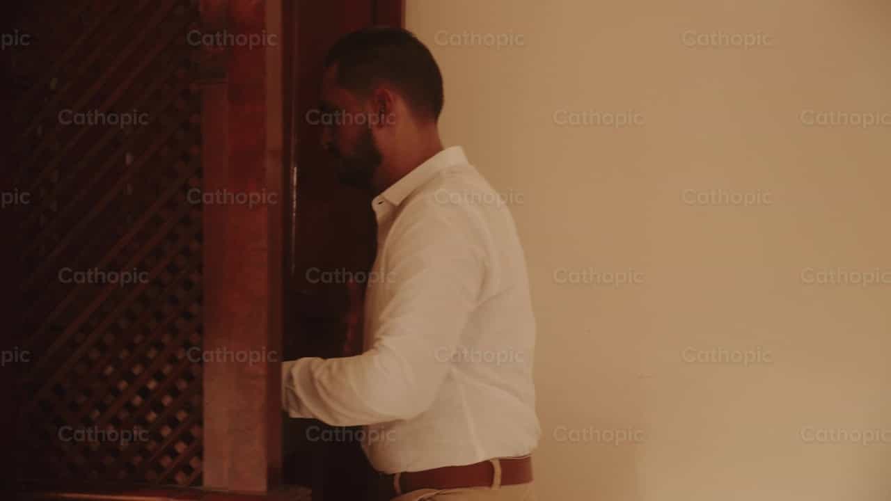 Hombre confesándose - Banco de vídeos católicos - Fotografía por Carlos Gaviria
