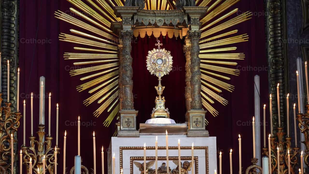 Custodia con el Santísimo expuesto en Londres - Banco de vídeos católicos - Fotografía por Álvaro García