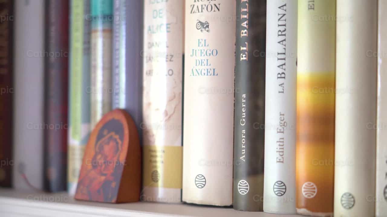 Biblioteca - Banco de vídeos católicos - Fotografía por Cathopic