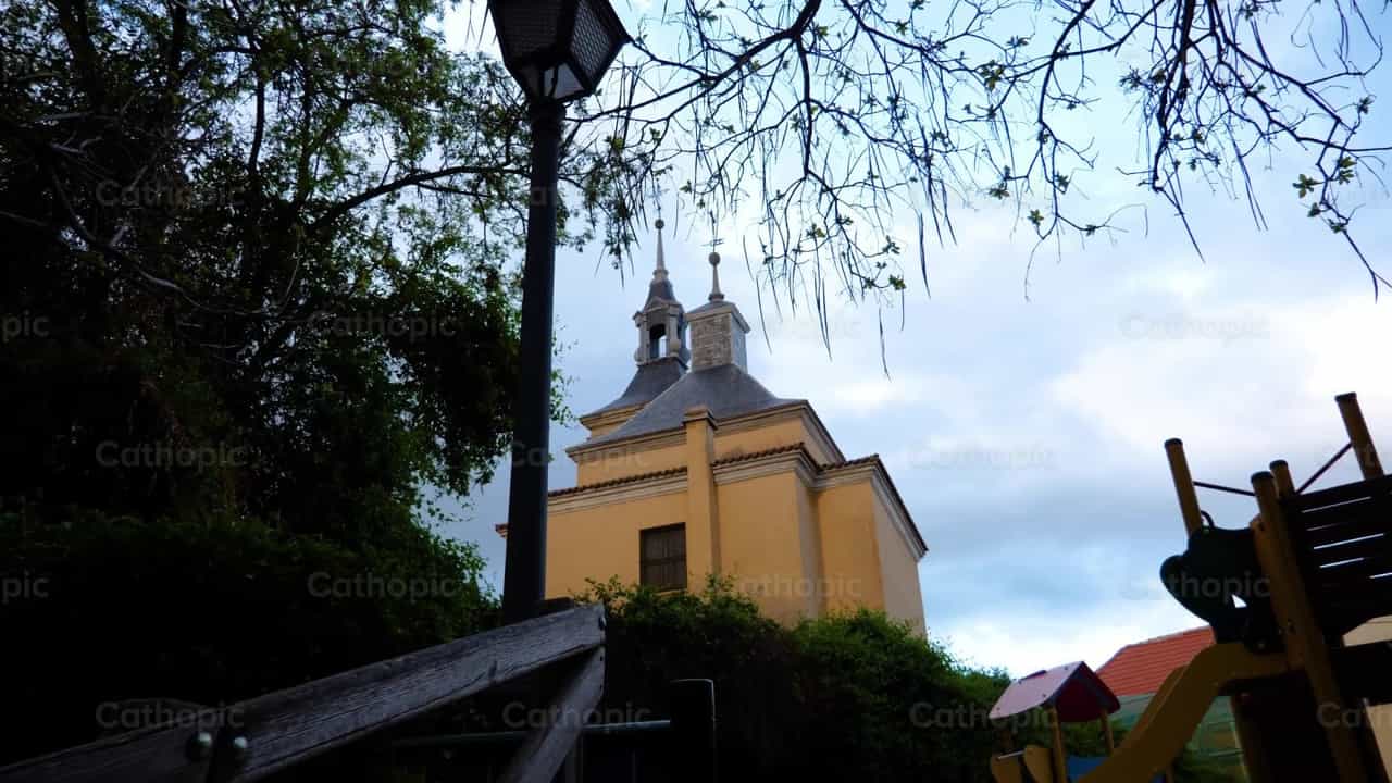 Dia nublado na Igreja, 2 - Vídeos católicos de stock