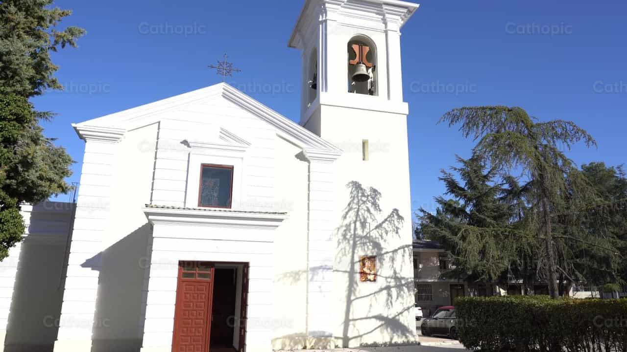 Parroquia con exterior blanco - Banco de vídeos católicos - Fotografía por Cathopic