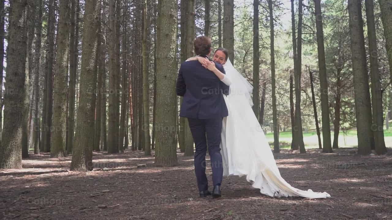 Novios en el bosque - Banco de vídeos católicos