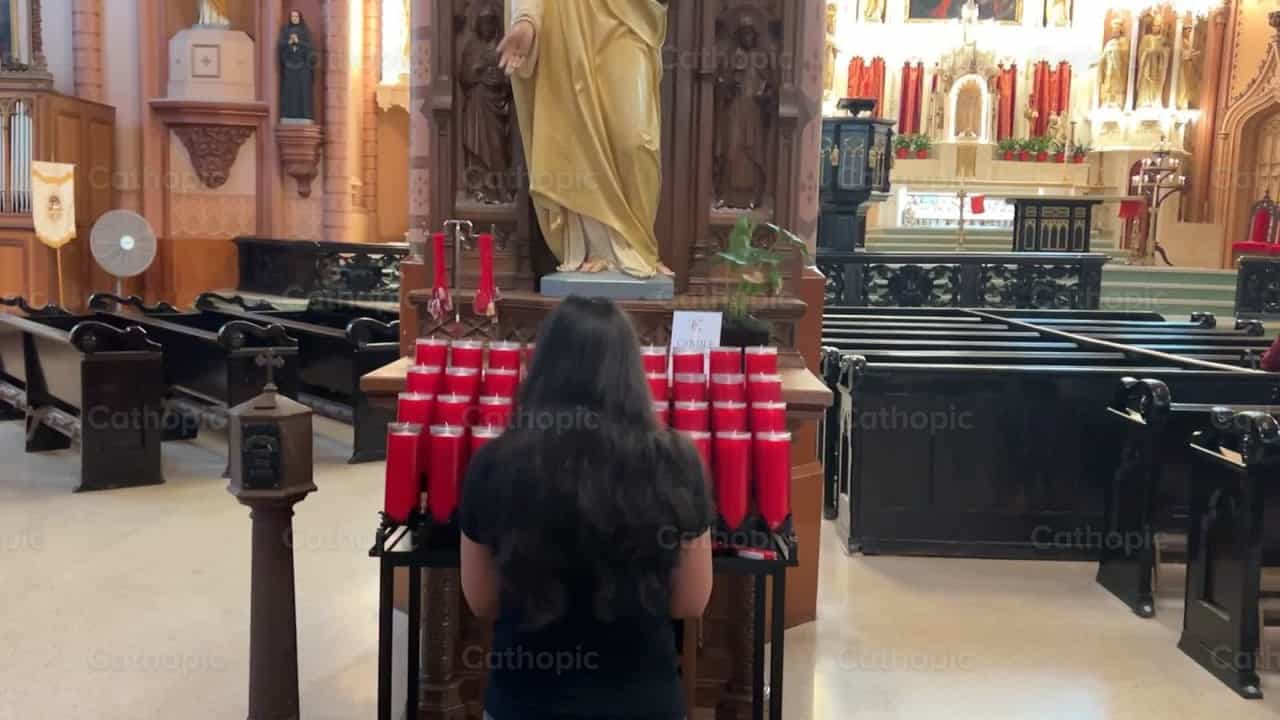 Mujer que reza - Banco de vídeos católicos - Fotografía por Jackelin Pineiro