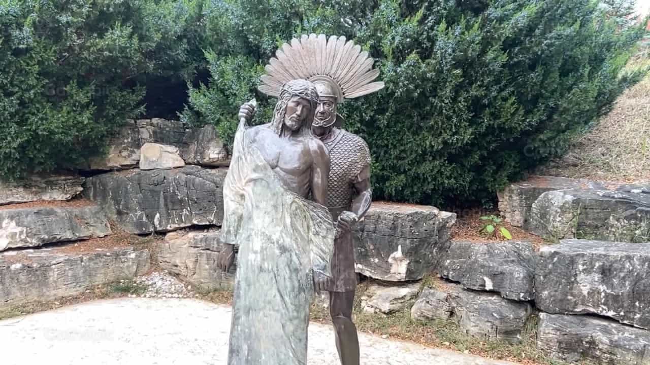Jesus es despojado de su ropa - Banco de vídeos católicos