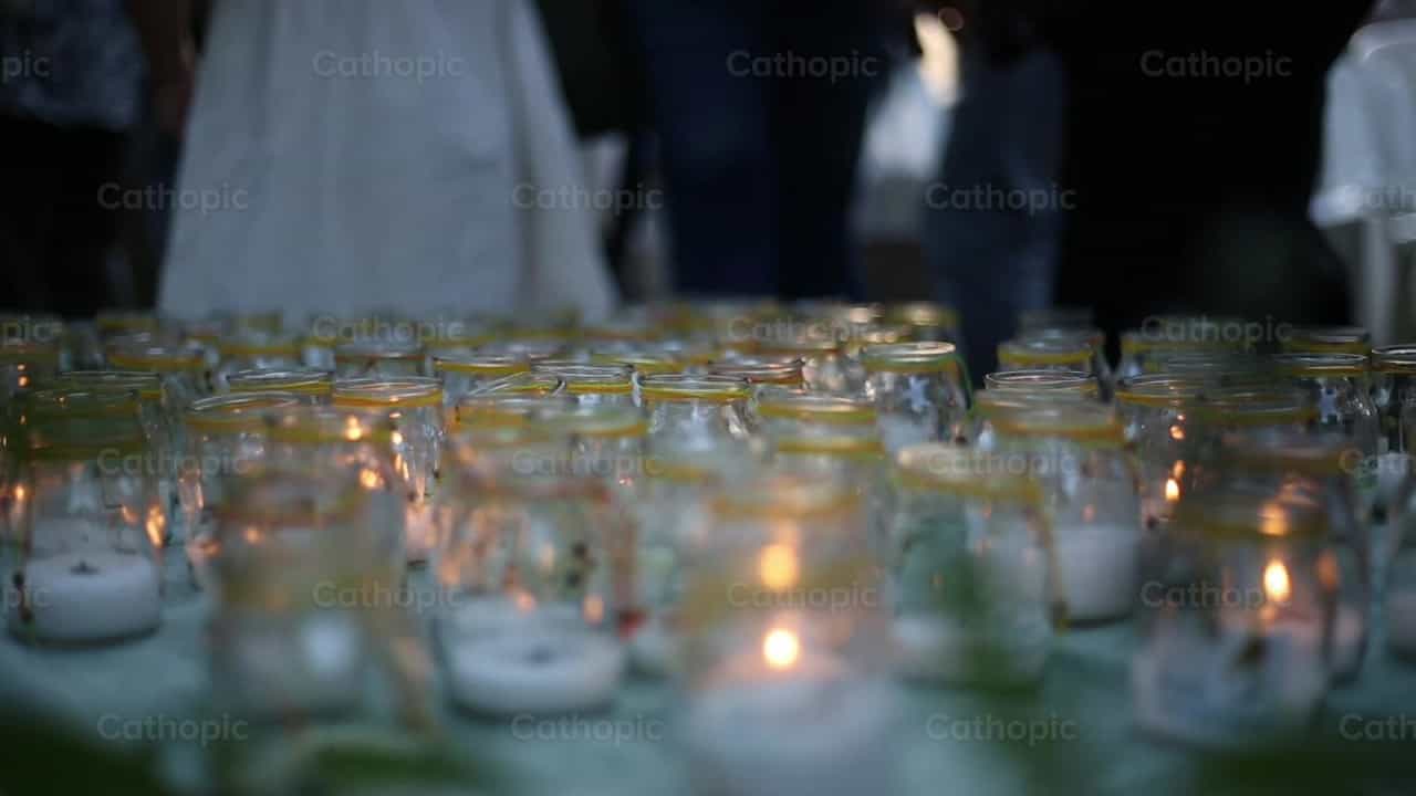 Velas - Banco de vídeos católicos - Fotografía por Agencia Eremo